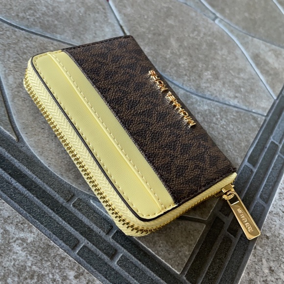 Michael Kors Medium Zip Around Card Case - Picture 4 of 16